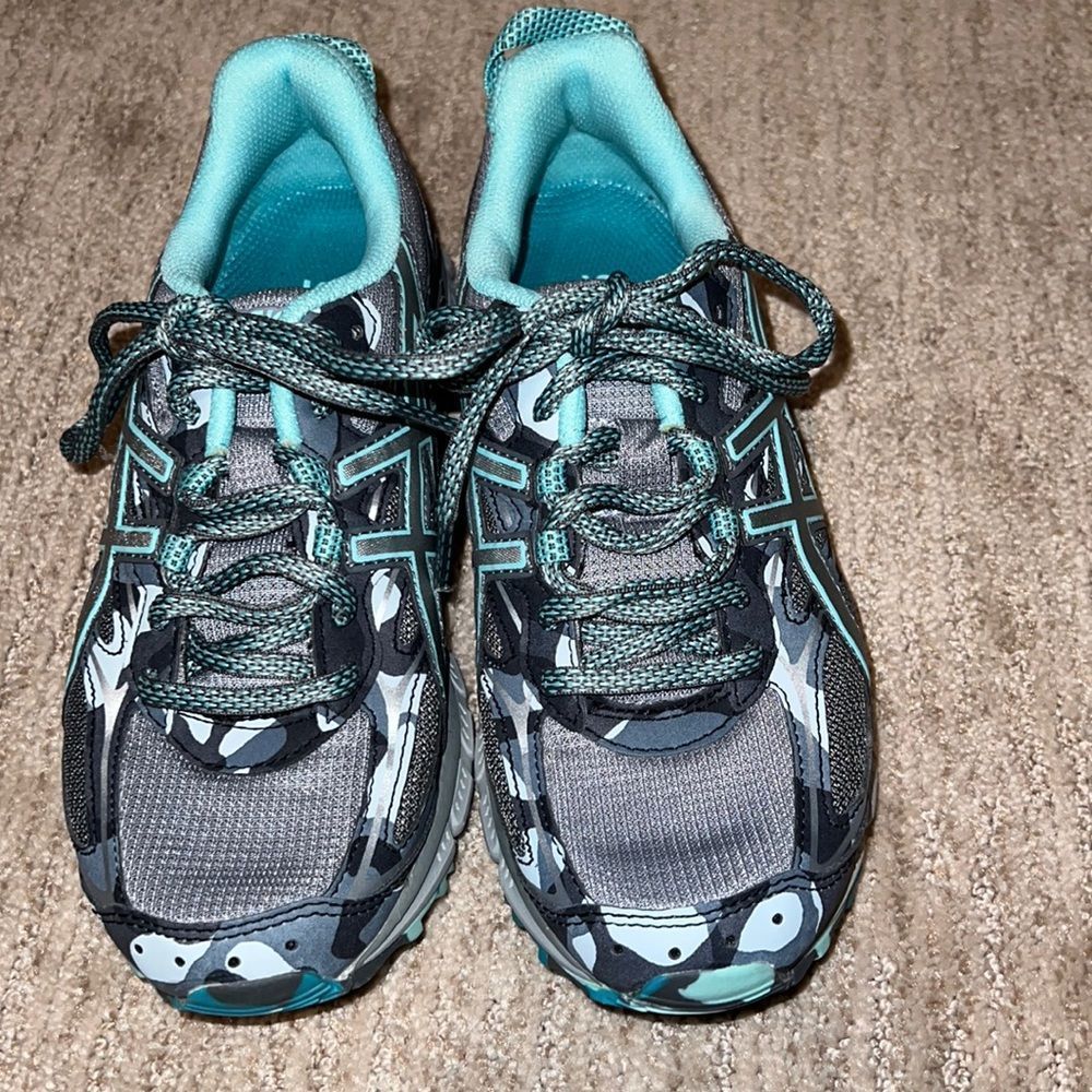 Asics Womens sz 6 Light Gray And Teal Running Shoes NWOT